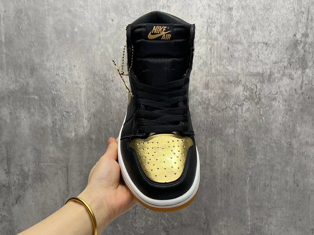 Air Jordan 1 Retro High OG – Black/Gold